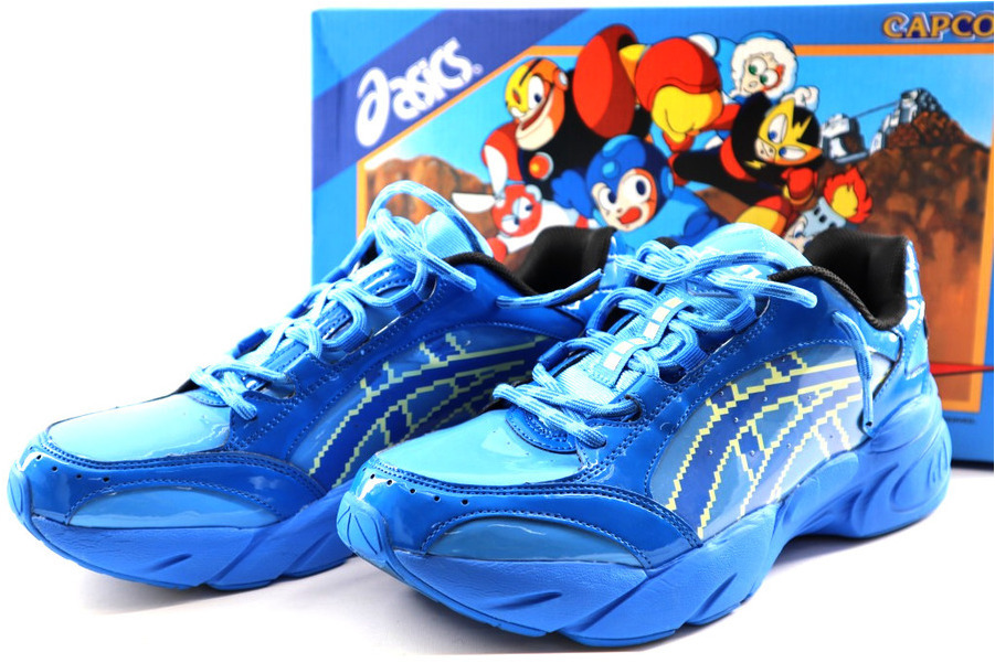 アシックスが「ロックマン」とコラボ、8bitタッチのシューズや