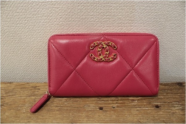 CHANEL / シャネル】よりラムスキンチェーンロゴラウンドファスナー 