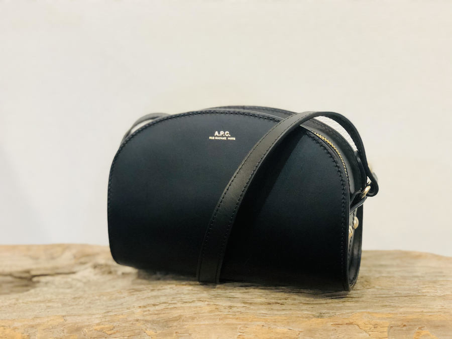 アーペーセー ハーフムーン ショルダーバッグ A.P.C.｜レザー ハーフ