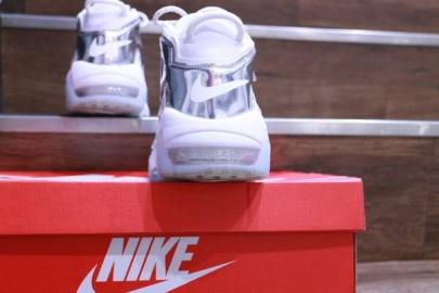 「AIR MORE UPTEMPO モアテンのナイキ モアテン 」