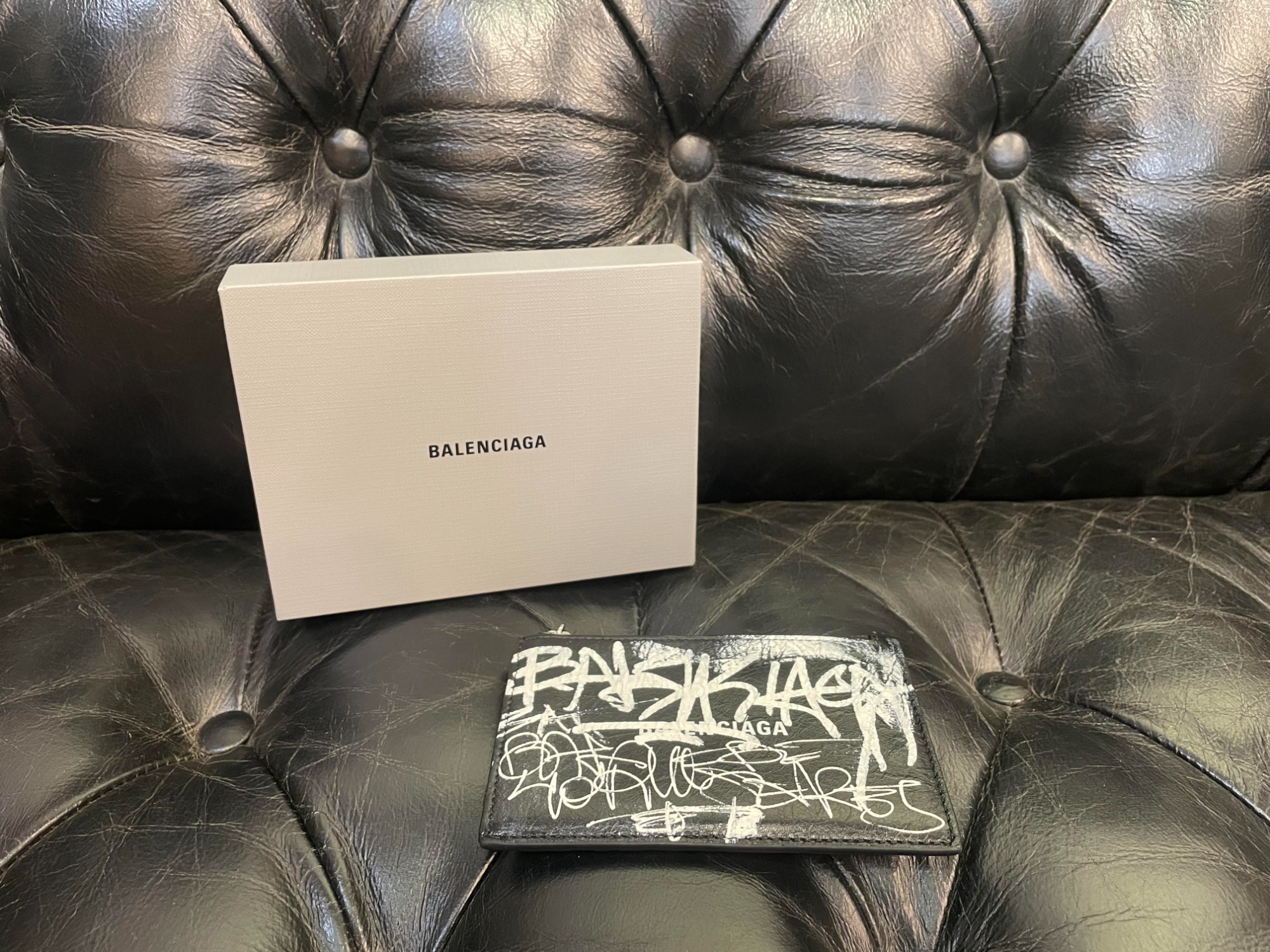 BALENCIAGA/バレンシアガ】からグラフィティロゴ レザーカードケースが