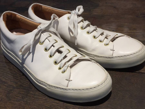 ブッテロのスニーカー