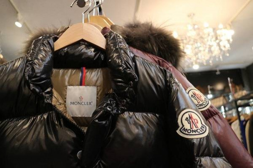 モンクレールのデュベティカ