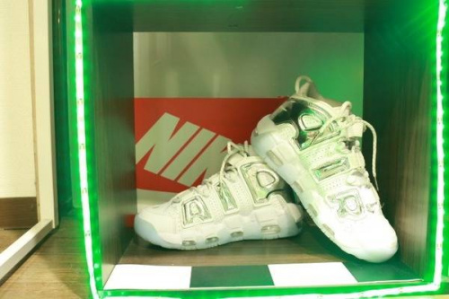 モアテン ホワイトのナイキ モアテン トレファクスタイル 調布国領