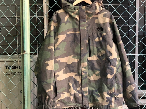 アウトドア　マウンテンパーカー　ノベルティースクープジャケットの古着　ファッション　春服