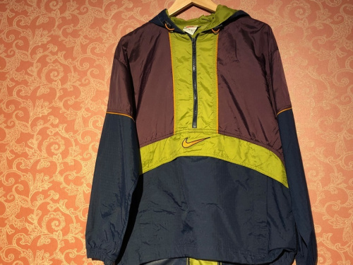 トラックジャケット　ナイロンジャケット　古着　ヴィンテージのファッション　ストリート　古着女子