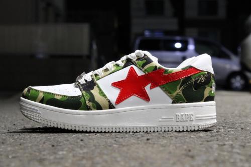 エイプのスニーカー