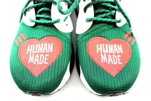 アディダスのスニーカー