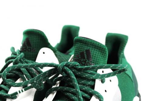 スニーカーの限定カラー