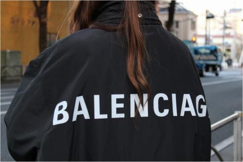 バレンシアガのレインコート