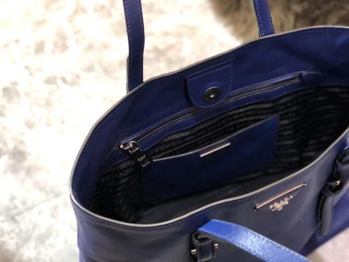 プラダのサファイアーノトートバッグ