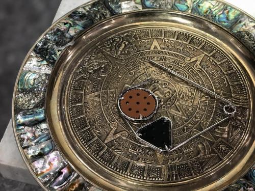 ロエベのスモールダブルメカノピン