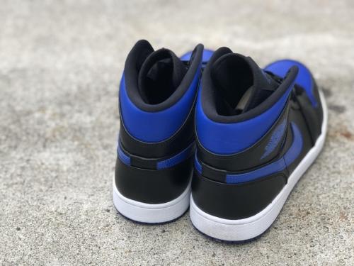 ナイキのAIR JORDAN 1 MID ROYAL