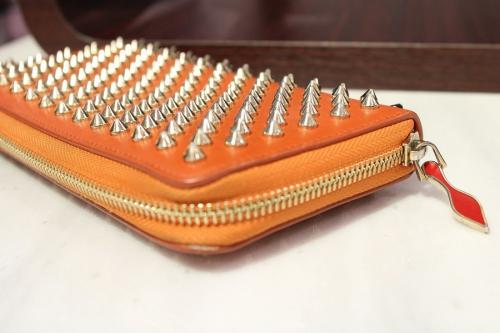 クリスチャンルブタンのスパイクラウンドファスナーウォレット