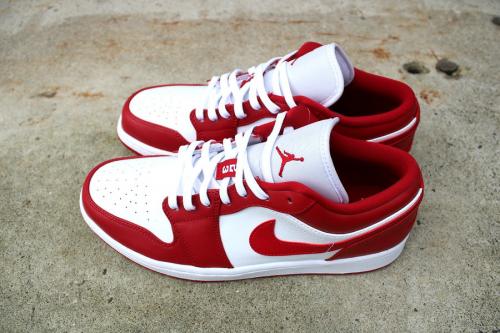 スニーカーのエアジョーダン