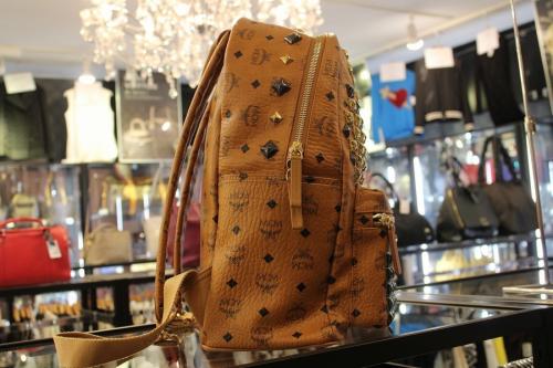 エムシーエムのスタッズバックパック　リュック　MMK3SVE18C0001