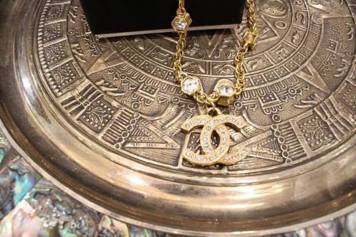 シャネルのラインストーンネックレス