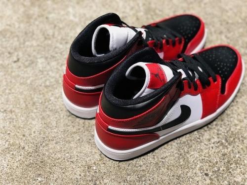 ナイキのAIR JORDAN 1 MID CHICAGO BLACK TOE