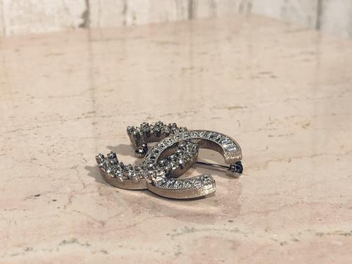 シャネルのランストーンココマークブローチ