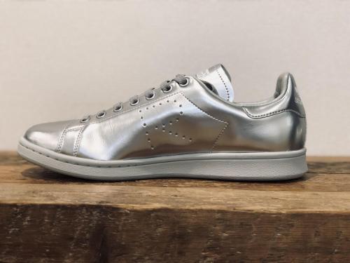 アディダスバイラフシモンズのadidas by RAF SIMONS