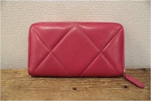 シャネルのラムスキンチェーンロゴラウンドファスナー