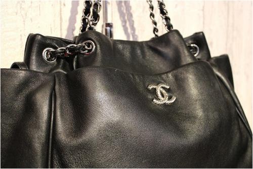 シャネルのツイストココマークラムスキンチェーンショルダーバッグ 130933978