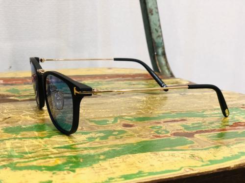 トムフォードのカラーレンズサングラス