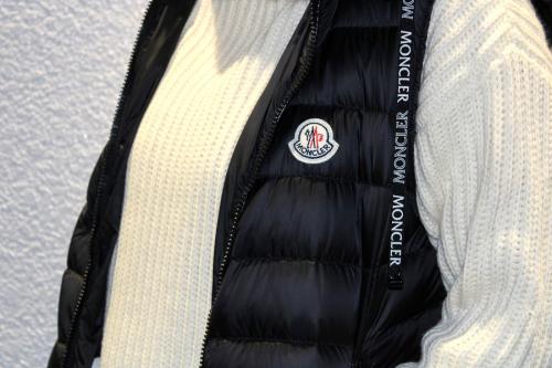 モンクレールのダウンベスト E10934832498 C0000