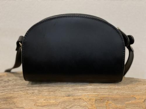 アーペーセーのハーフムーンショルダーバッグ