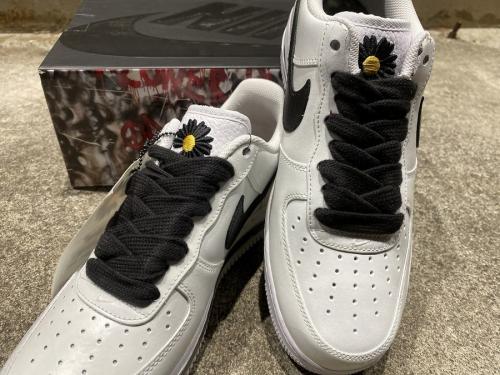 ナイキのエアフォース1パラノイズ