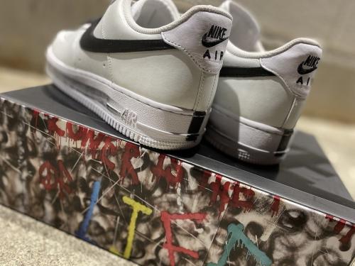 エアフォース1パラノイズのスニーカー