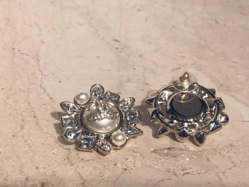 シャネルのラインストーンココマークピアス