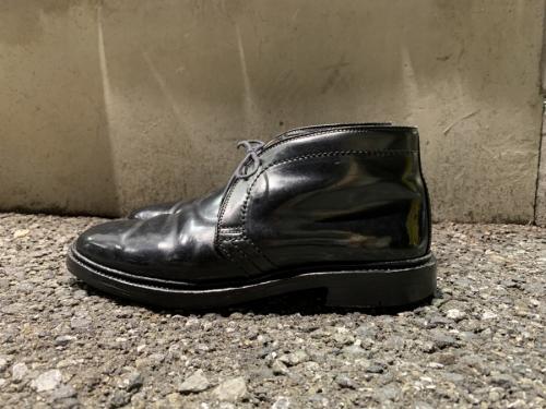 オールデン×バーニーズニューヨークのコードバンレザーチャッカブーツ