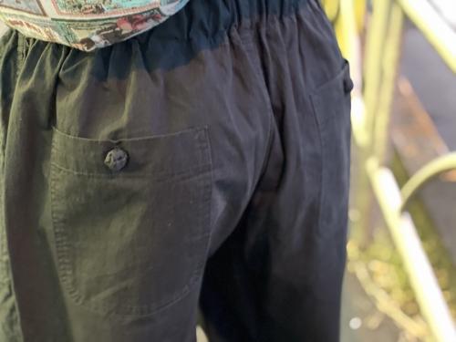 パピヨン刺繍イージーパンツのメンズ