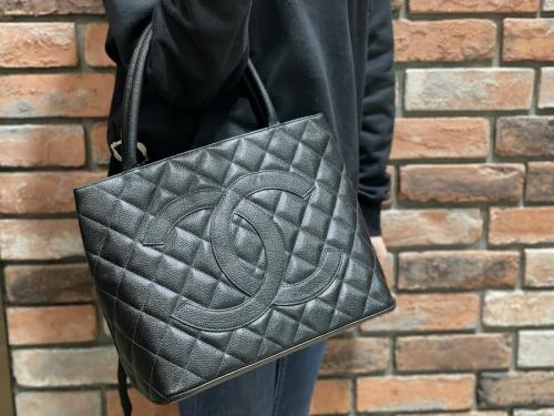 シャネルのマトラッセキャビアスキントートバッグ