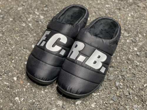 スニーカーのFCRB