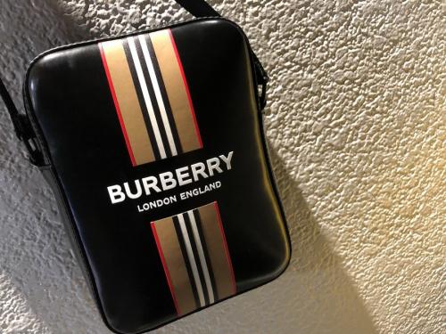 バーバリーロンドンイングランドのロゴショルダーバッグ