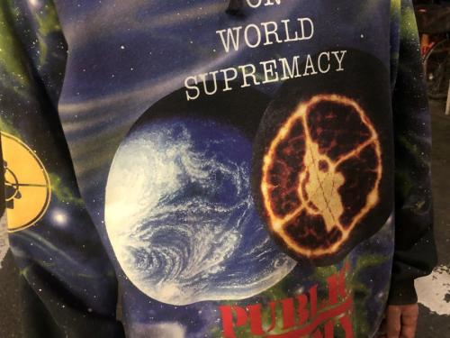 シュプリーム × アンダーカバーのパブリックエネミースウェットシャツ