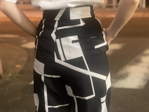 トゥデイフルのGeometric Tuck Trousers