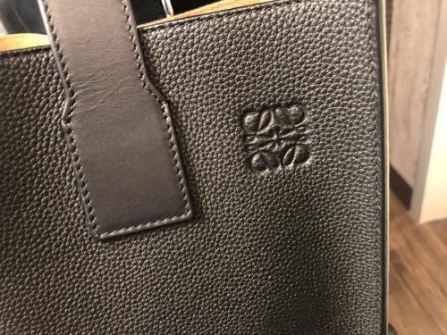 ロエベのバックルトートバッグ