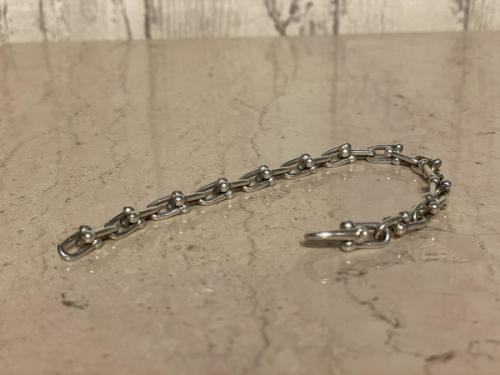 ティファニーのハードウェアリンク ミディアムブレスレット