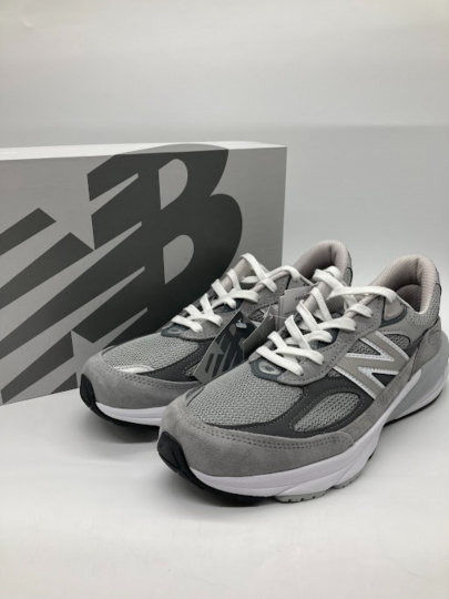 「スニーカーのNEW BALANCE 」