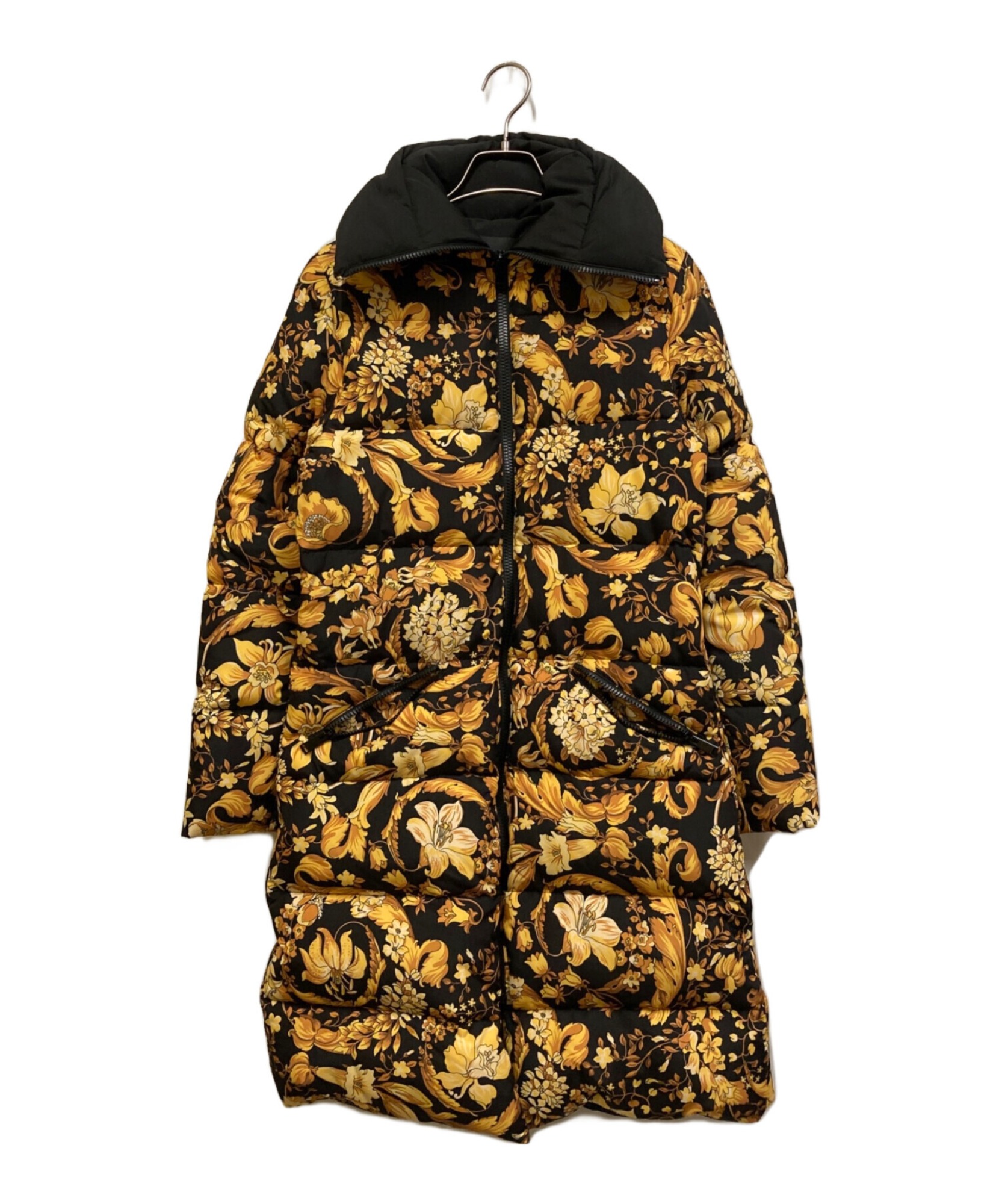 VERSACE（ヴェルサーチェ）】メデューサに魅了されるダウンコートの