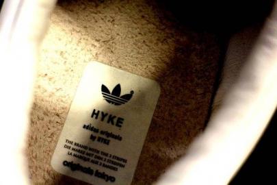 「adidasのHYKE 」