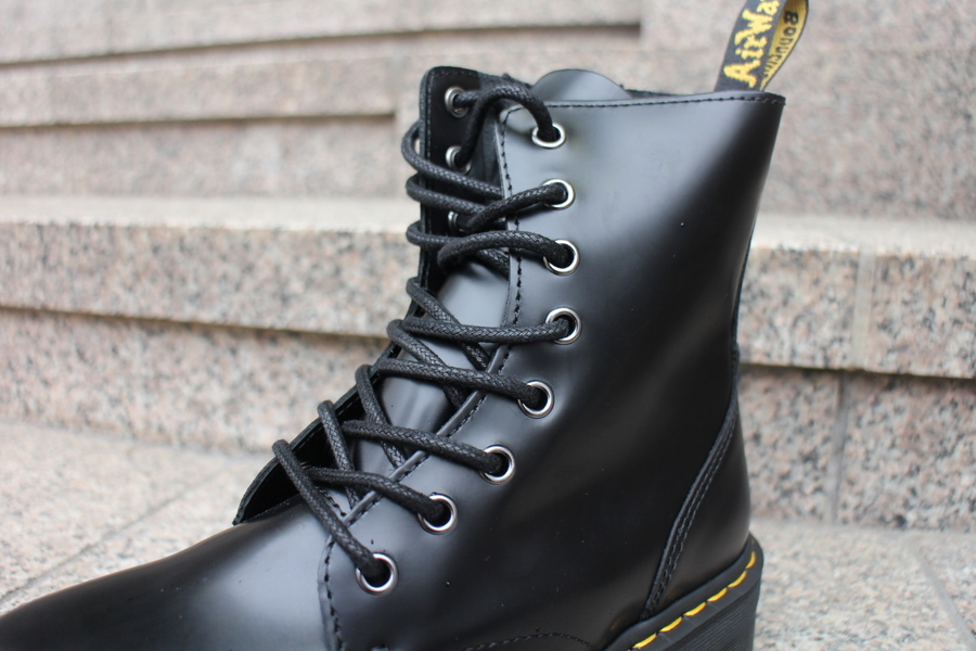 ビッグトゥ ダービーレザーブーツ 厚底 マーティンブーツ n1781 Dr.Martens（ドクターマーチン）定番の8ホールブーツの入荷です