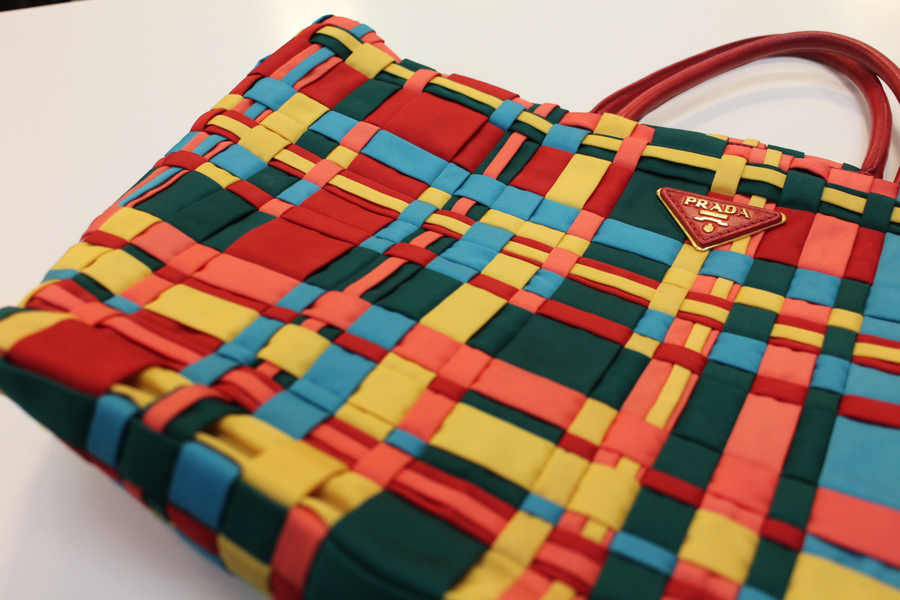 PRADA（プラダ）より春にぴったりな編み込みトートバッグのご紹介