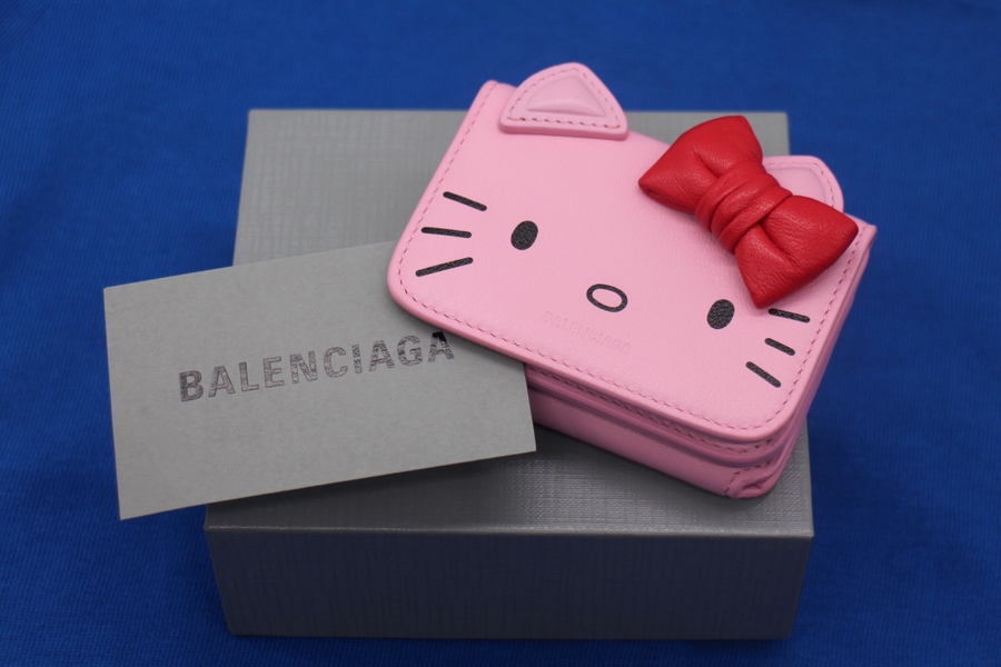 Balenciaga Sanrio バレンシアガ サンリオ ハローキティとのスぺシャルコラボミニウォレットのご紹介 02 27発行