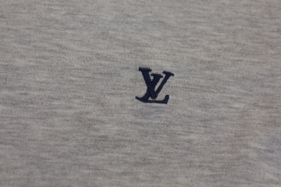 LOUIS VUITTON/ルイヴィトン】から【LVロゴTシャツ】のご紹介です 