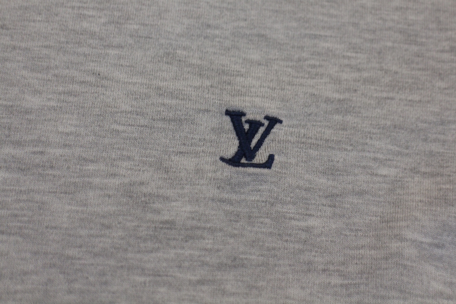 LOUIS VUITTON/ルイヴィトン】から【LVロゴTシャツ】のご紹介です LOUIS VUITTON/ルイヴィトン】から【LVロゴTシャツ】のご紹介です