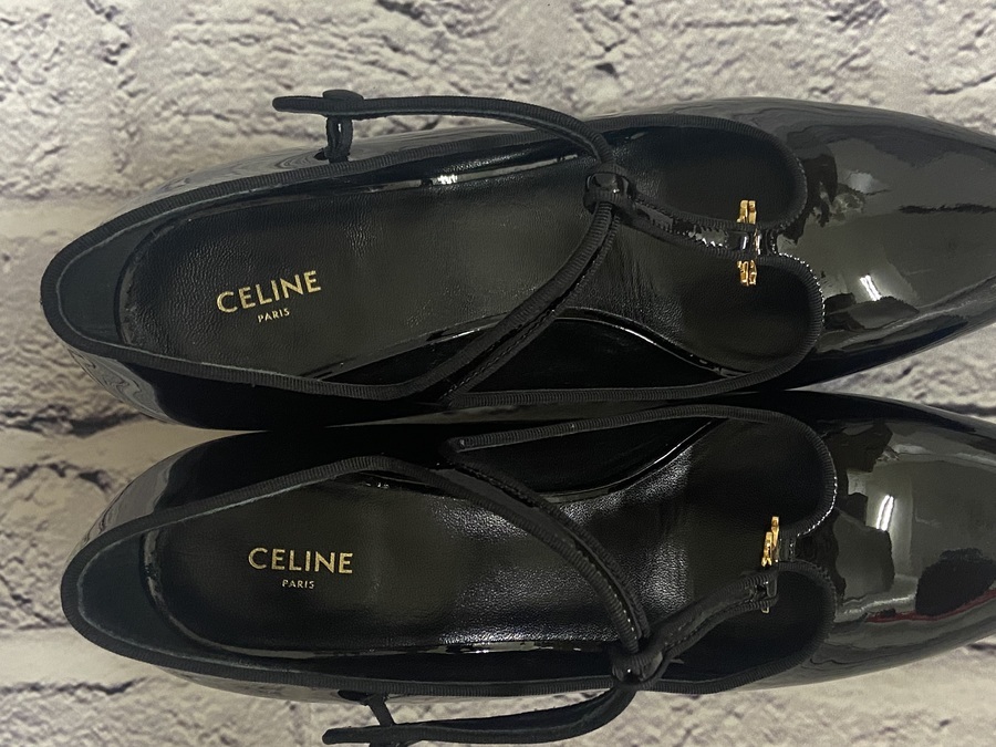 CELINE/セリーヌ】より【トリオンフ ベビーズTバーパンプス】が